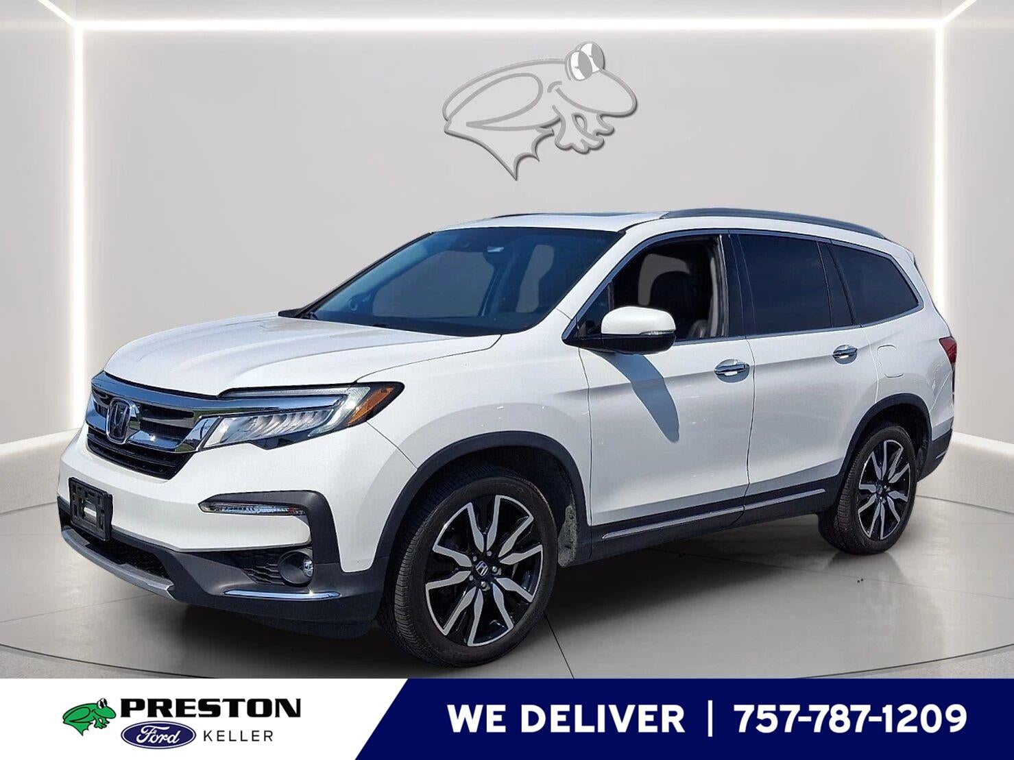 2022 Honda Pilot Touring w/Rear Captain's Chairs