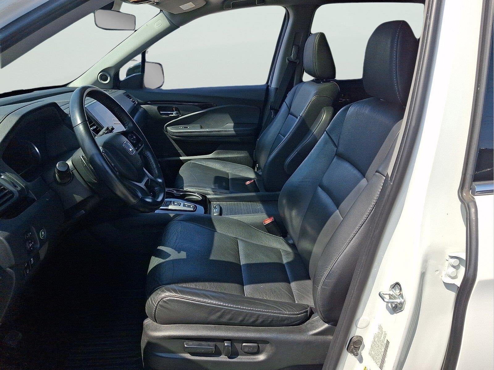2022 Honda Pilot Touring w/Rear Captain's Chairs
