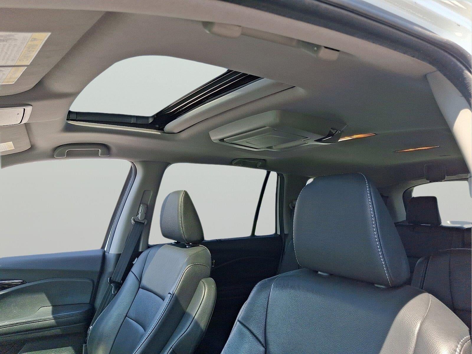 2022 Honda Pilot Touring w/Rear Captain's Chairs