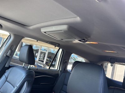 2022 Honda Pilot Touring w/Rear Captain's Chairs