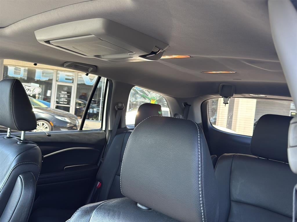 2022 Honda Pilot Touring w/Rear Captain's Chairs