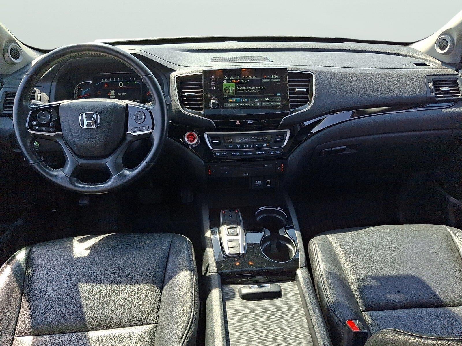 2022 Honda Pilot Touring w/Rear Captain's Chairs
