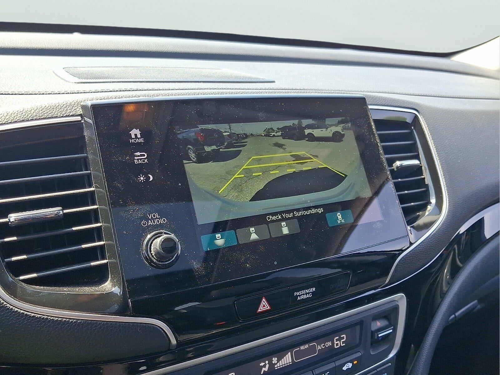 2022 Honda Pilot Touring w/Rear Captain's Chairs