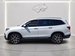 2022 Honda Pilot Touring w/Rear Captain's Chairs