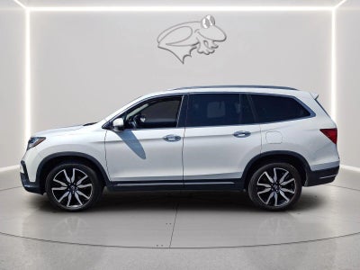2022 Honda Pilot Touring w/Rear Captain's Chairs