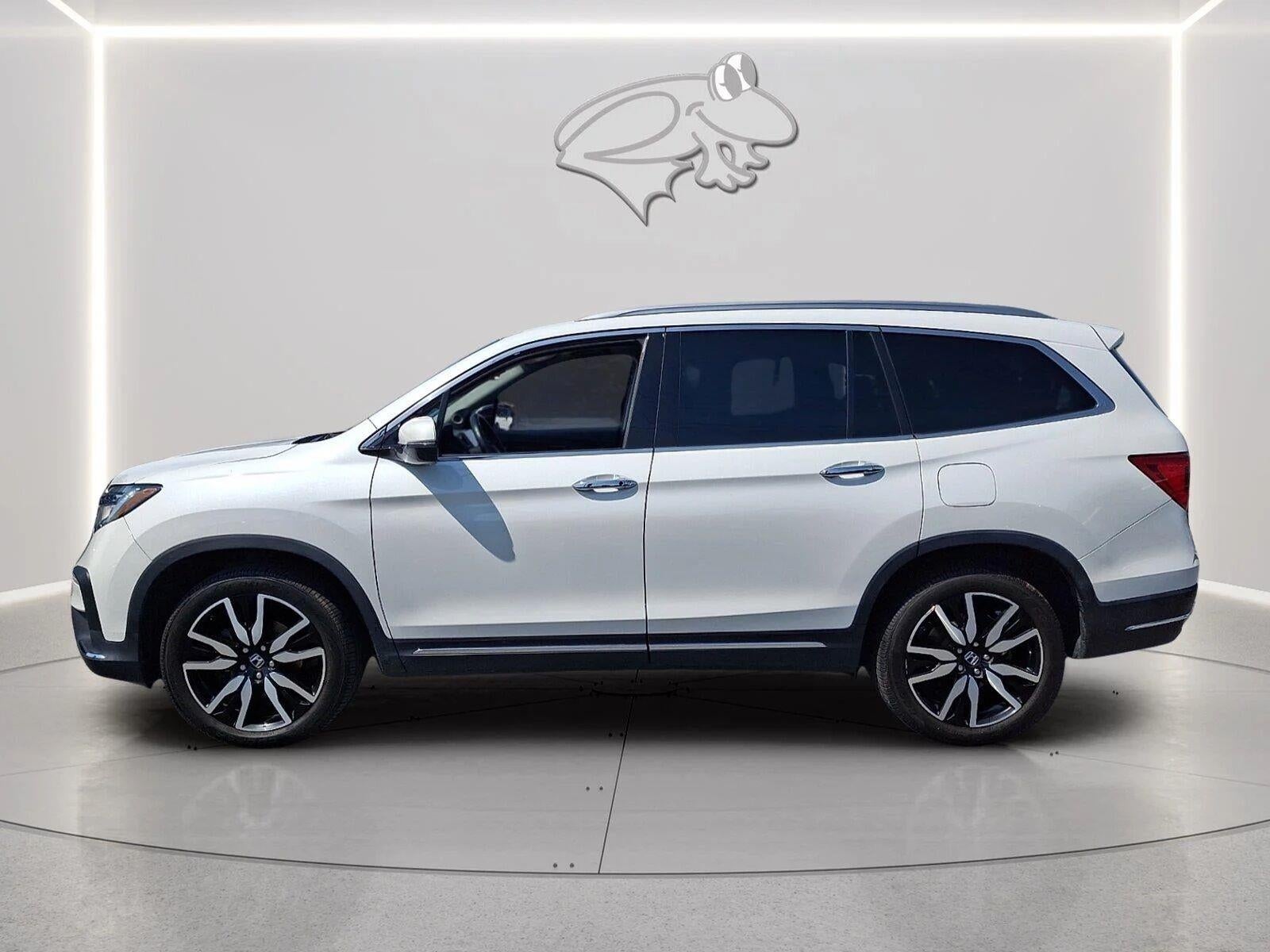 2022 Honda Pilot Touring w/Rear Captain's Chairs
