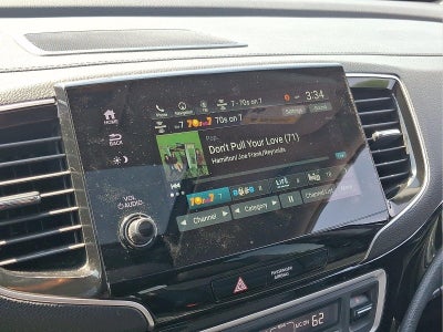 2022 Honda Pilot Touring w/Rear Captain's Chairs
