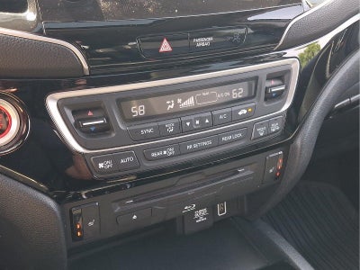 2022 Honda Pilot Touring w/Rear Captain's Chairs