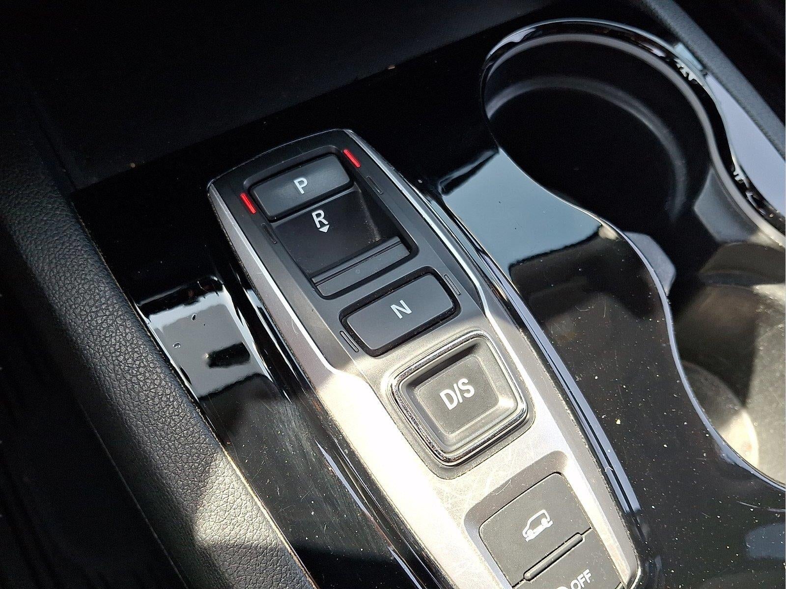 2022 Honda Pilot Touring w/Rear Captain's Chairs