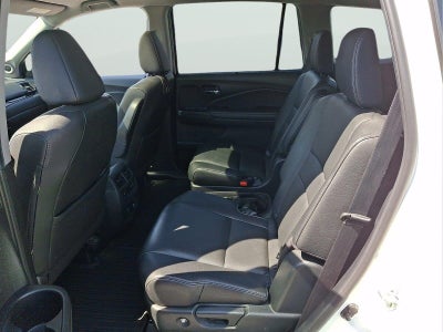 2022 Honda Pilot Touring w/Rear Captain's Chairs