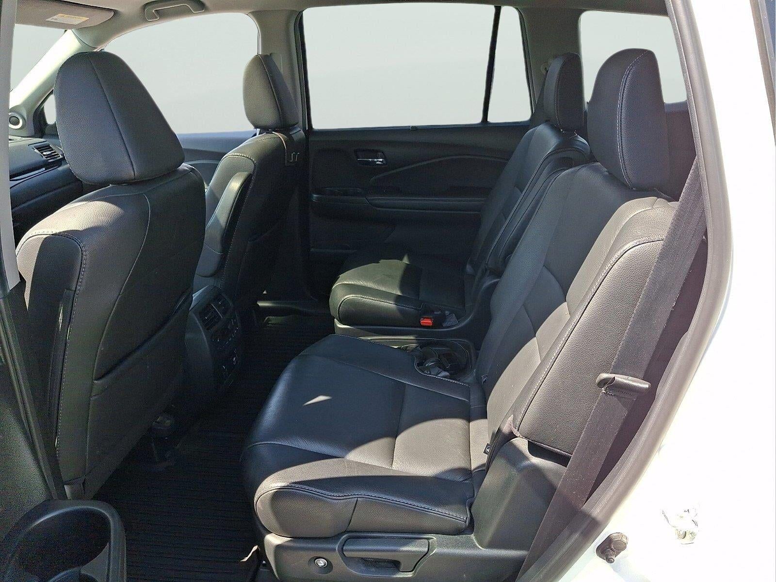 2022 Honda Pilot Touring w/Rear Captain's Chairs