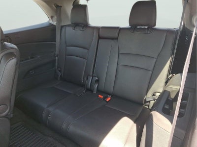 2022 Honda Pilot Touring w/Rear Captain's Chairs