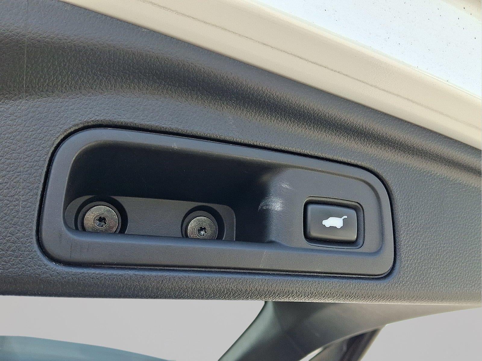 2022 Honda Pilot Touring w/Rear Captain's Chairs