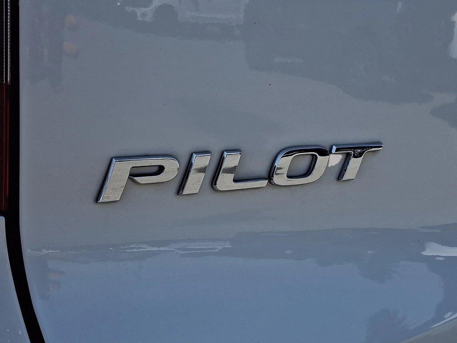 2022 Honda Pilot Touring w/Rear Captain's Chairs