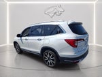 2022 Honda Pilot Touring w/Rear Captain's Chairs