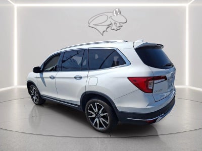 2022 Honda Pilot Touring w/Rear Captain's Chairs