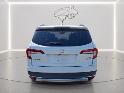 2022 Honda Pilot Touring w/Rear Captain's Chairs