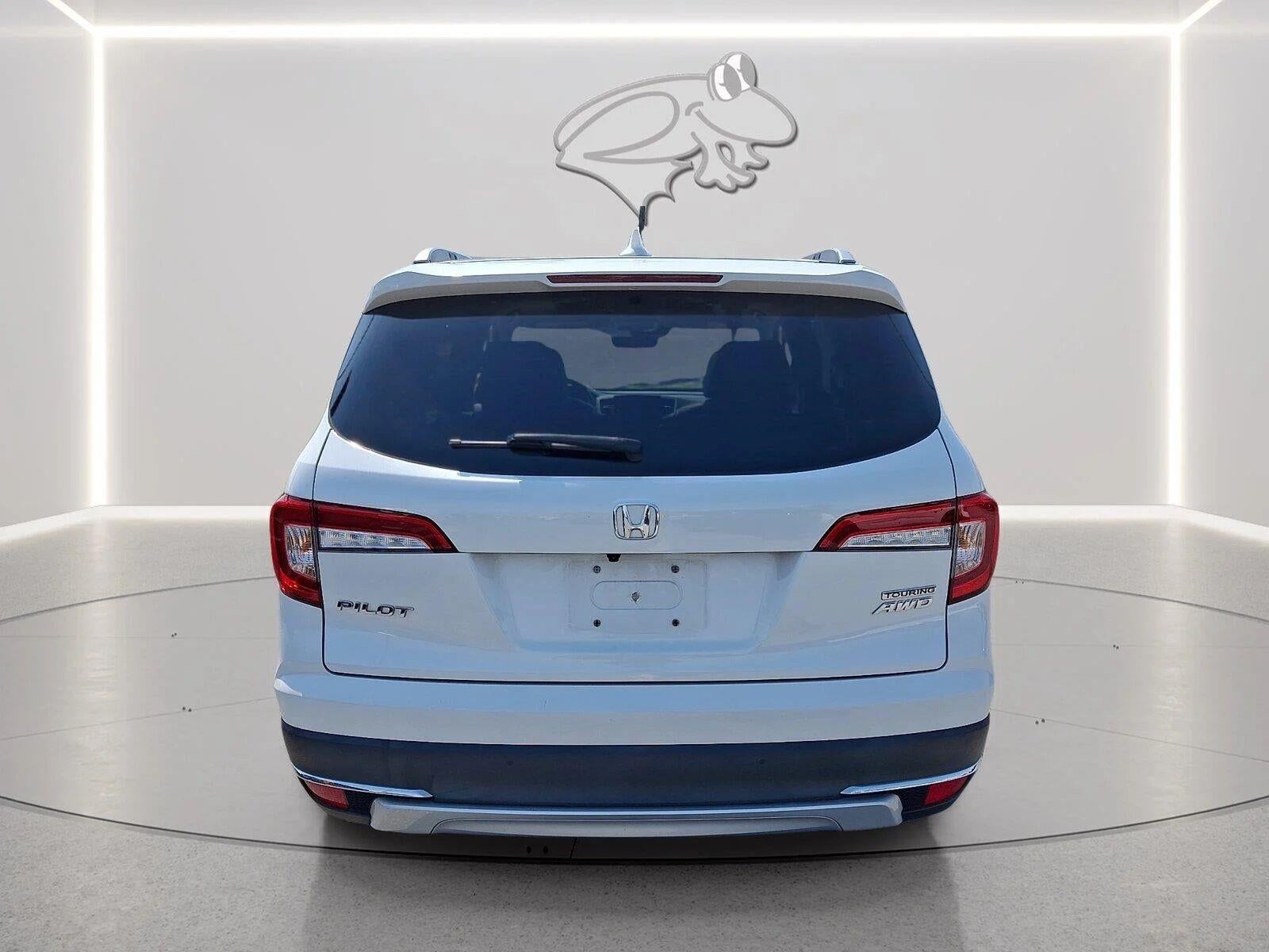 2022 Honda Pilot Touring w/Rear Captain's Chairs