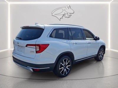 2022 Honda Pilot Touring w/Rear Captain's Chairs