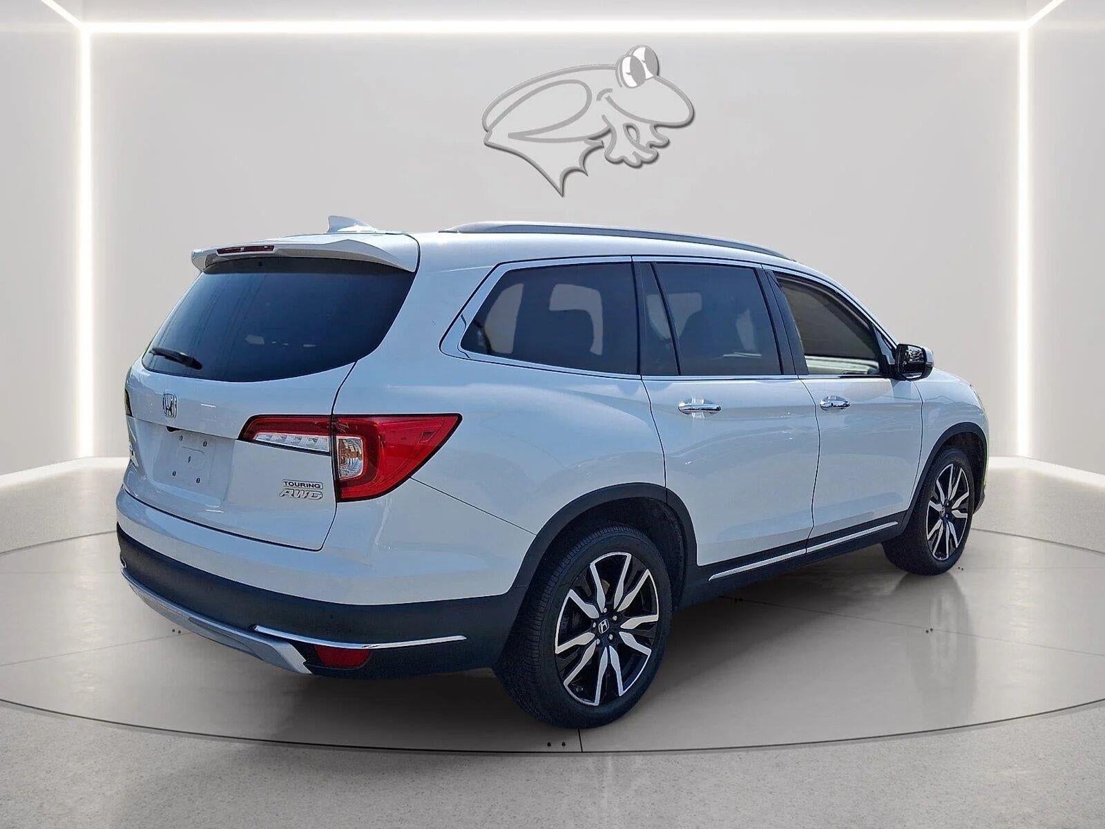 2022 Honda Pilot Touring w/Rear Captain's Chairs