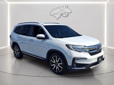2022 Honda Pilot Touring w/Rear Captain's Chairs
