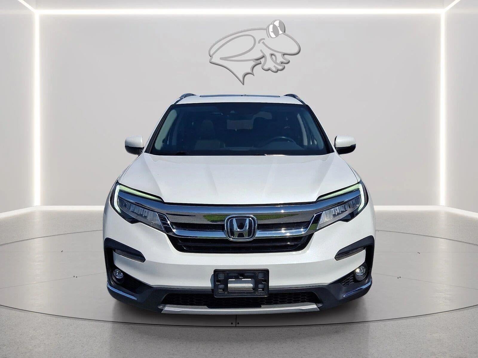2022 Honda Pilot Touring w/Rear Captain's Chairs