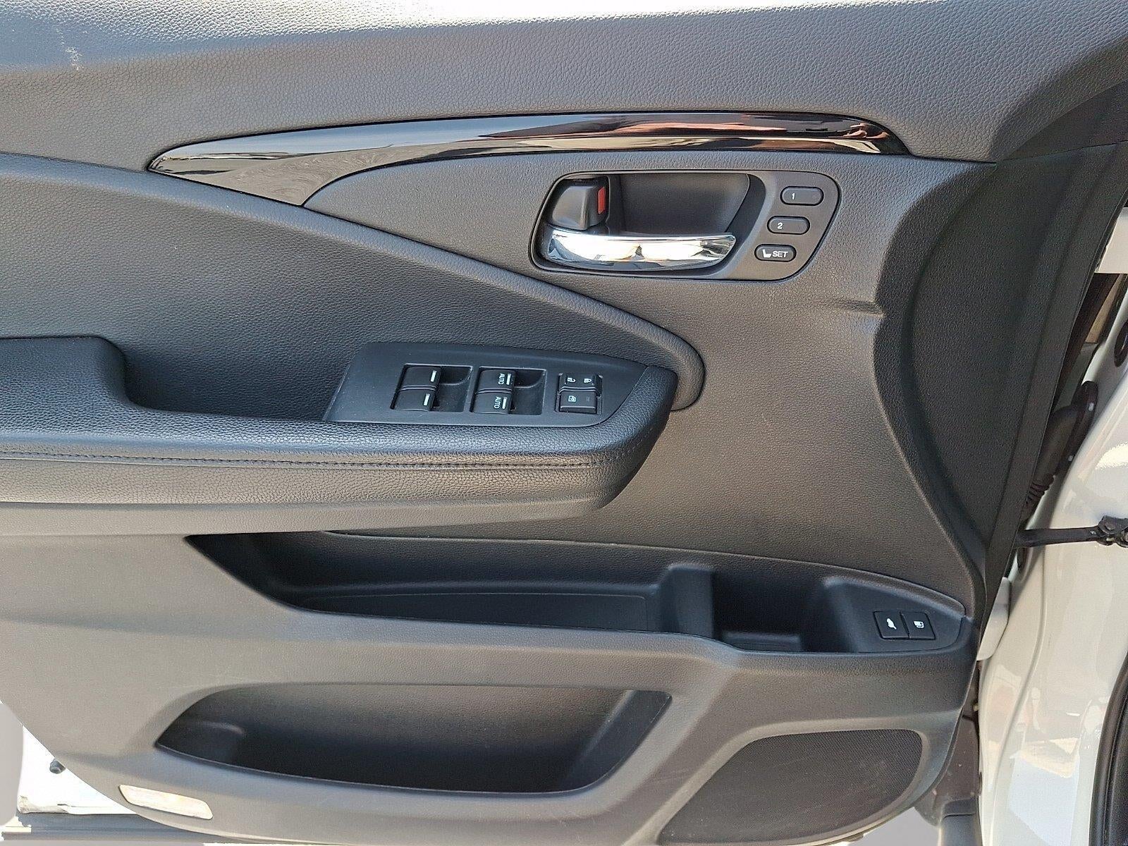 2022 Honda Pilot Touring w/Rear Captain's Chairs